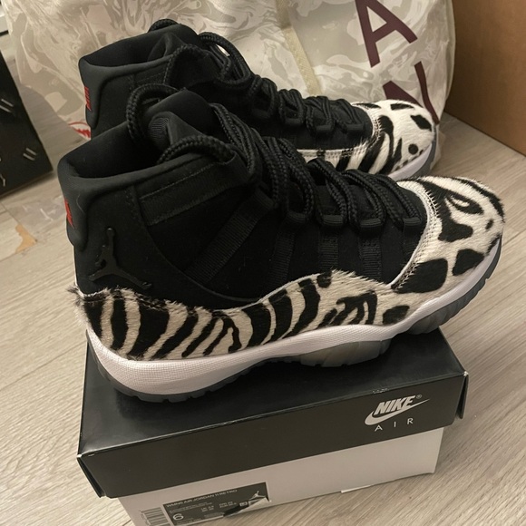 Air Jordan 11 Retro - Picture 2 of 3